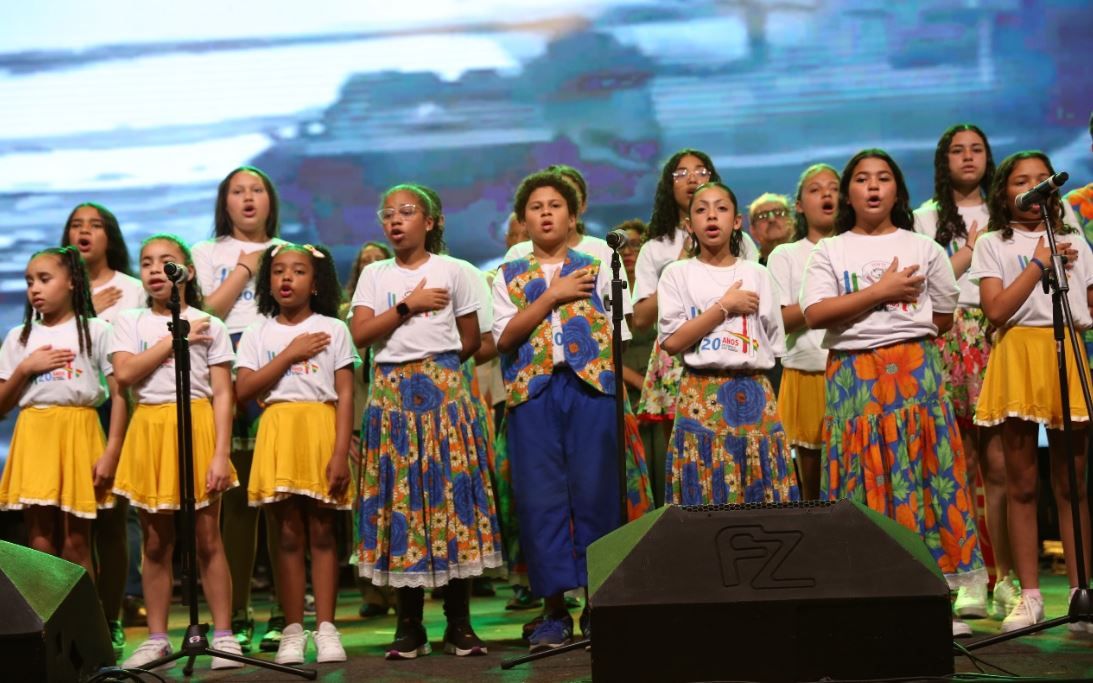 Crianças do projeto PonteBrasilItália emocionam aposentados na 12ª Festa dos Comerciários de São Paulo