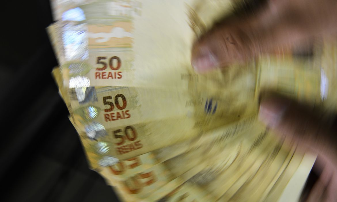 Salário mínimo de R$ 1.320 entrou em vigor nesta segunda
