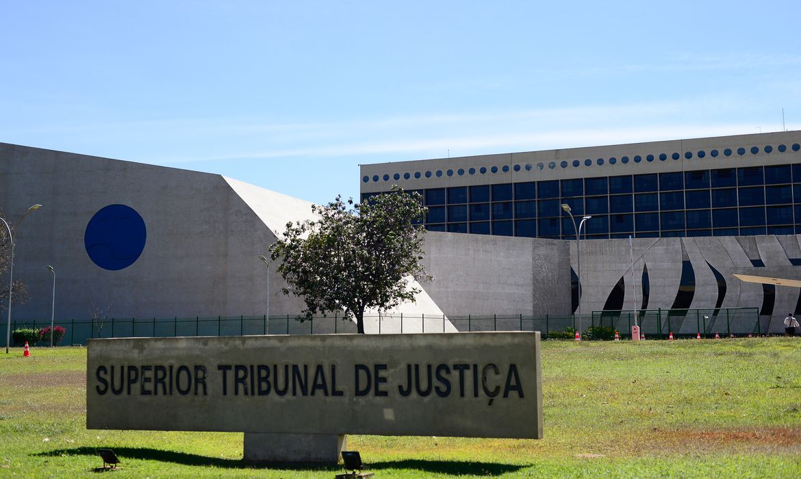 STJ solta homem negro acusado com base reconhecimento por foto
