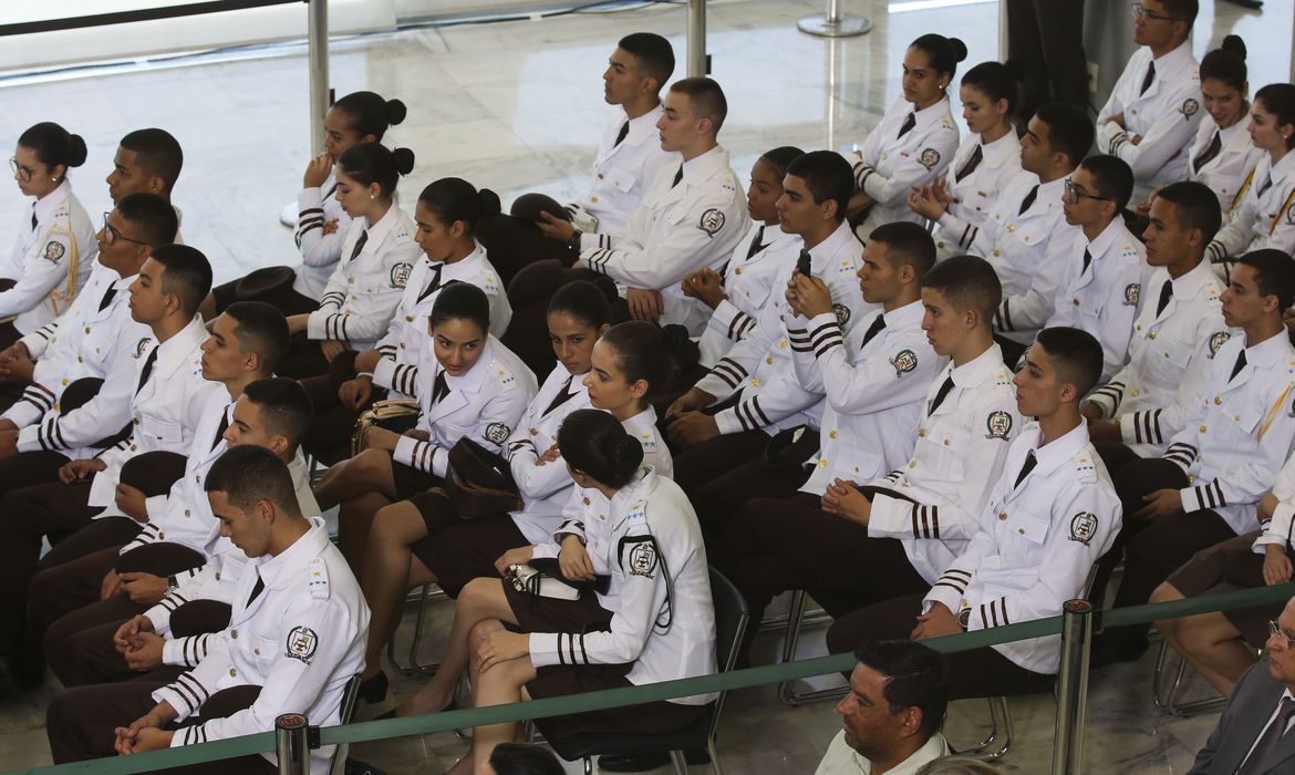im das escolas cívico-militares repercute entre estudantes e escolas