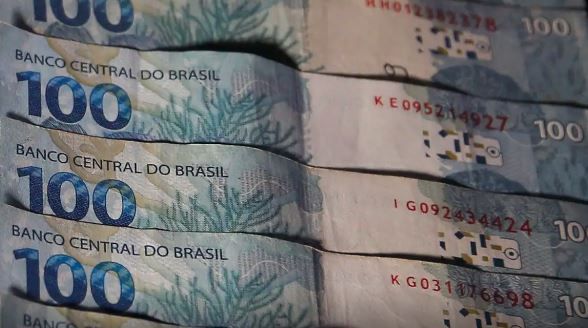 Juros do cartão de crédito rotativo sobem para 438,4% ao ano