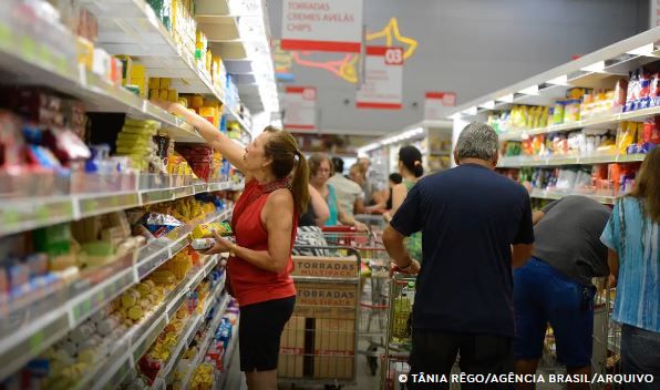 Inflação perde força pelo 2º mês seguido e fecha abril em 0,43%