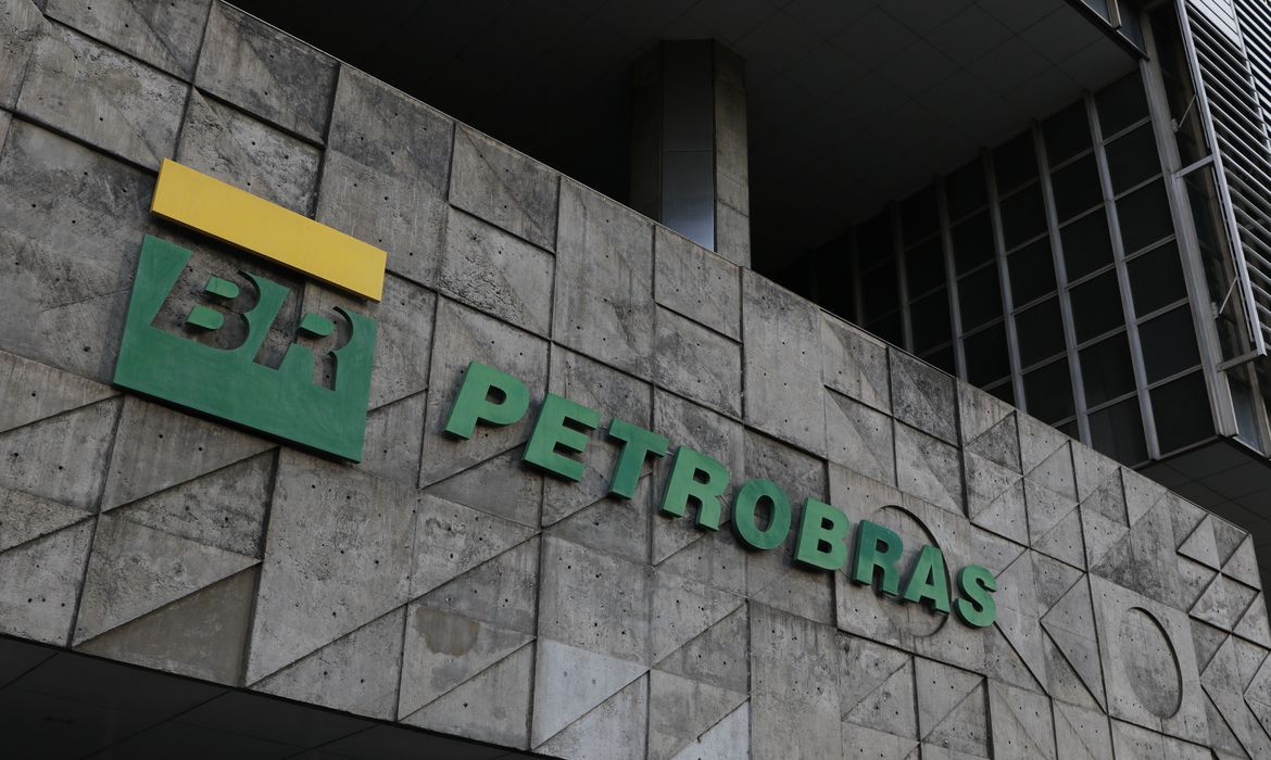Petrobras reduz em R$ 0,44 valor do diesel e em R$ 0,40 o da gasolina