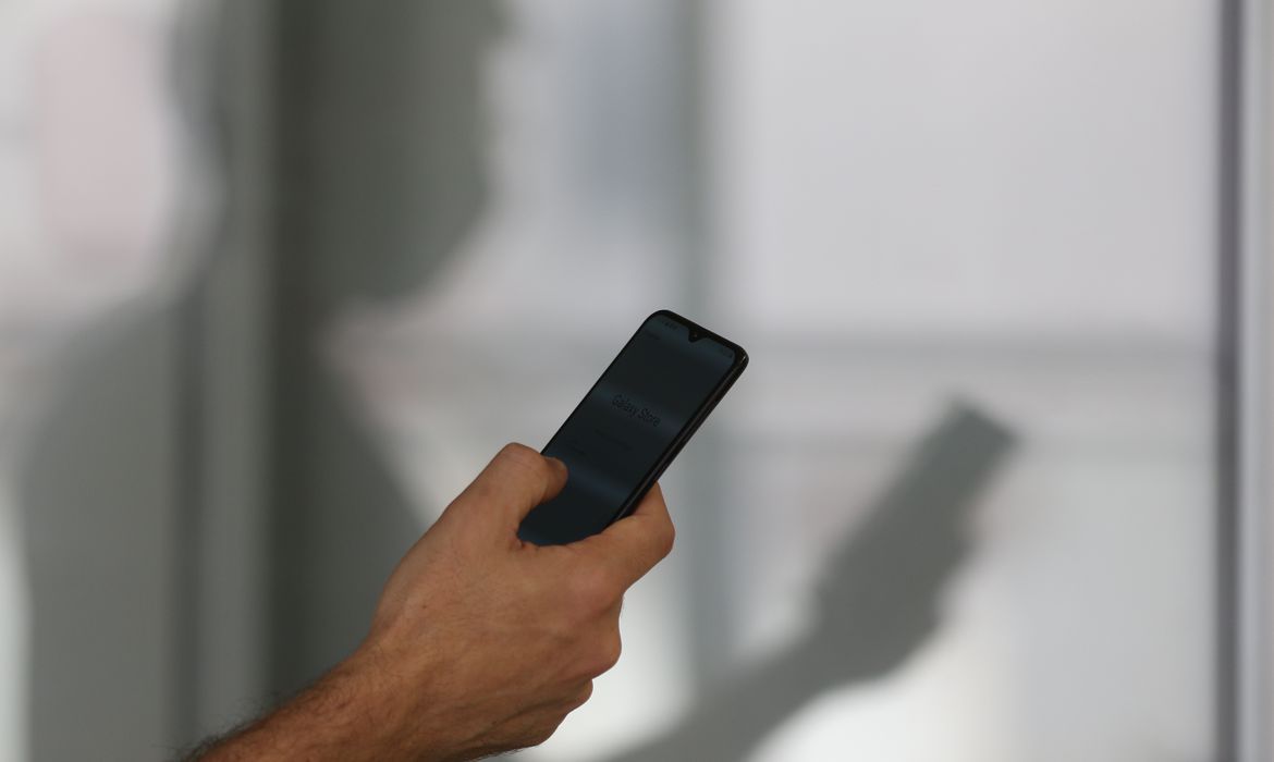 Apenas 37% das pessoas que usam internet no celular checam informações
