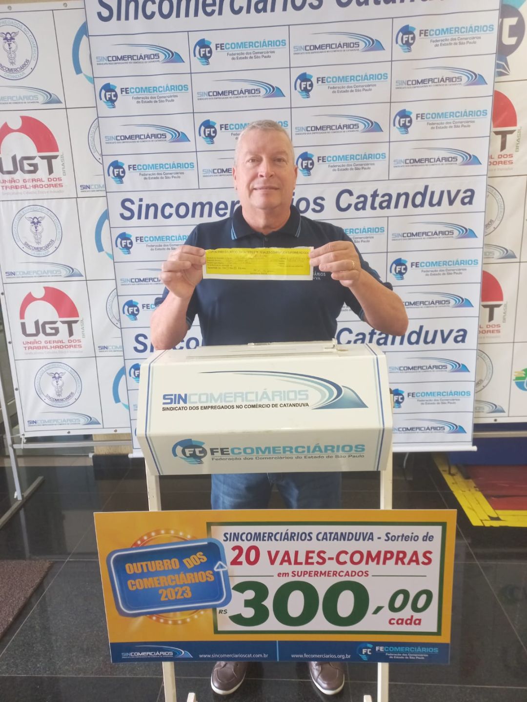 Na campanha Outubro dos Comerciários, Sincomerciários sorteou 20 vales-compras