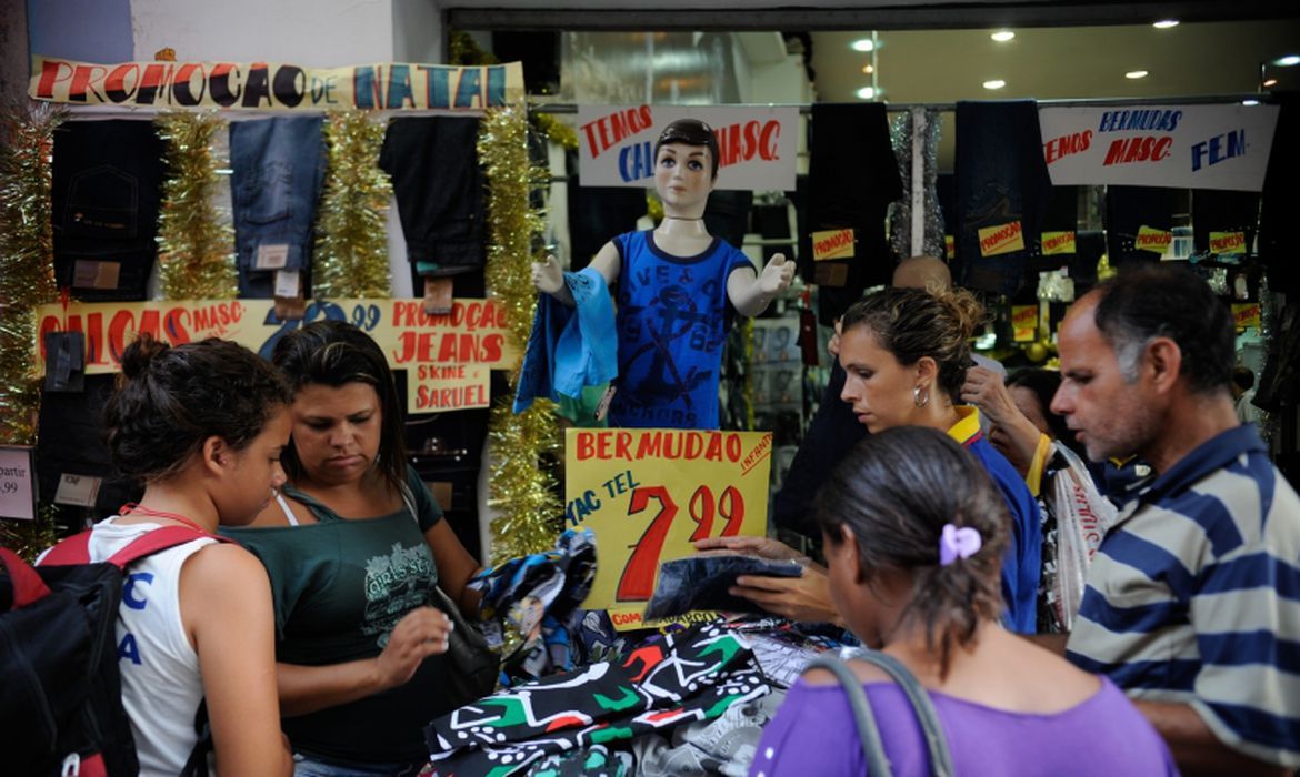 Vendas no comércio crescem 0,6%, diz IBGE