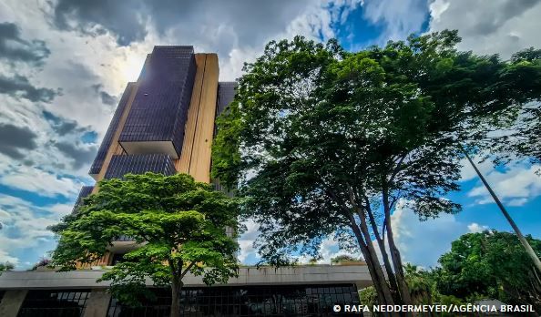 Juros médios cobrados pelos bancos chegam a 43,7% ao ano