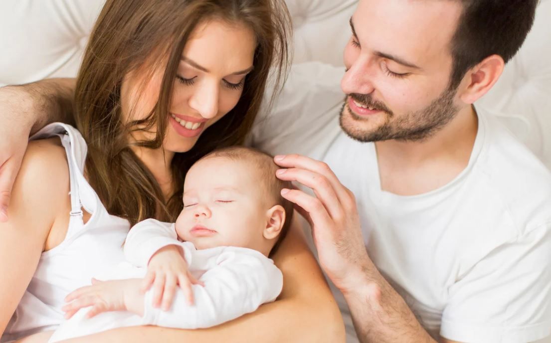 Mamães e papais comerciários sindicalizados recebem kits bebê com a chegada de um novo membro na família
