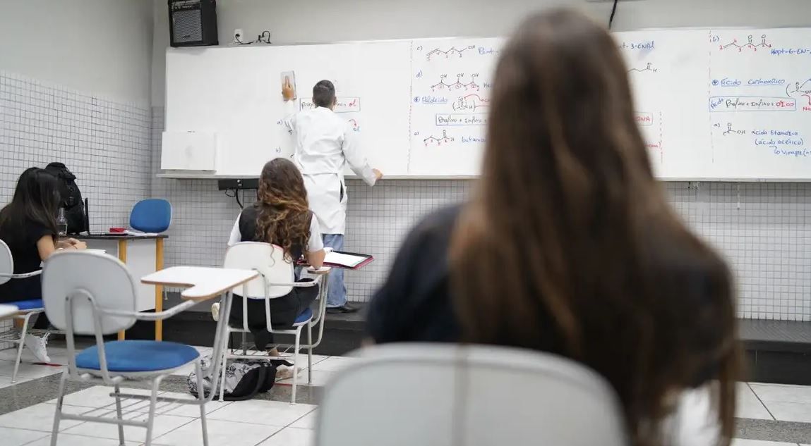 Relatório amplia formação básica do ensino médio para 2,2 mil horas