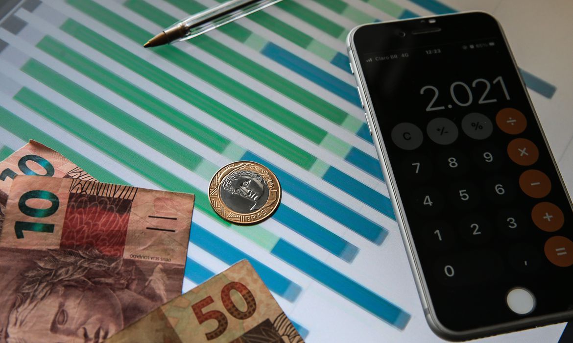 Inflação de outubro fica em 0,24%, puxada pelas passagens aéreas