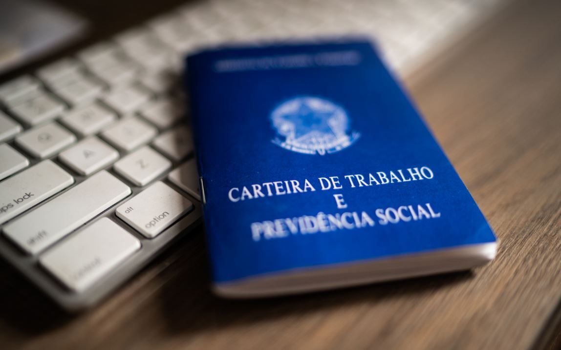 Desemprego cai para 7,7% no terceiro trimestre