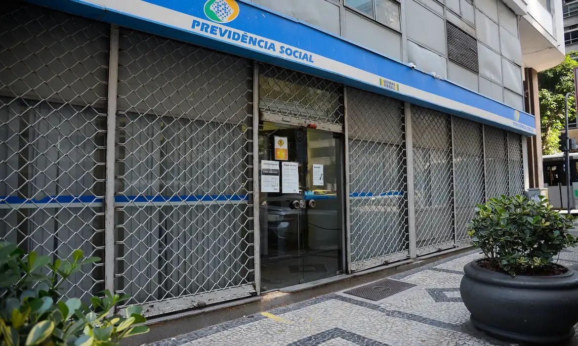 Sancionada lei que propõe reduzir filas do INSS