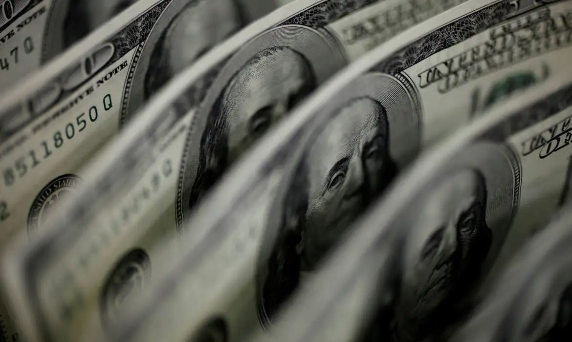 Dólar cai para R$ 4,86 e fecha no menor valor em dois meses