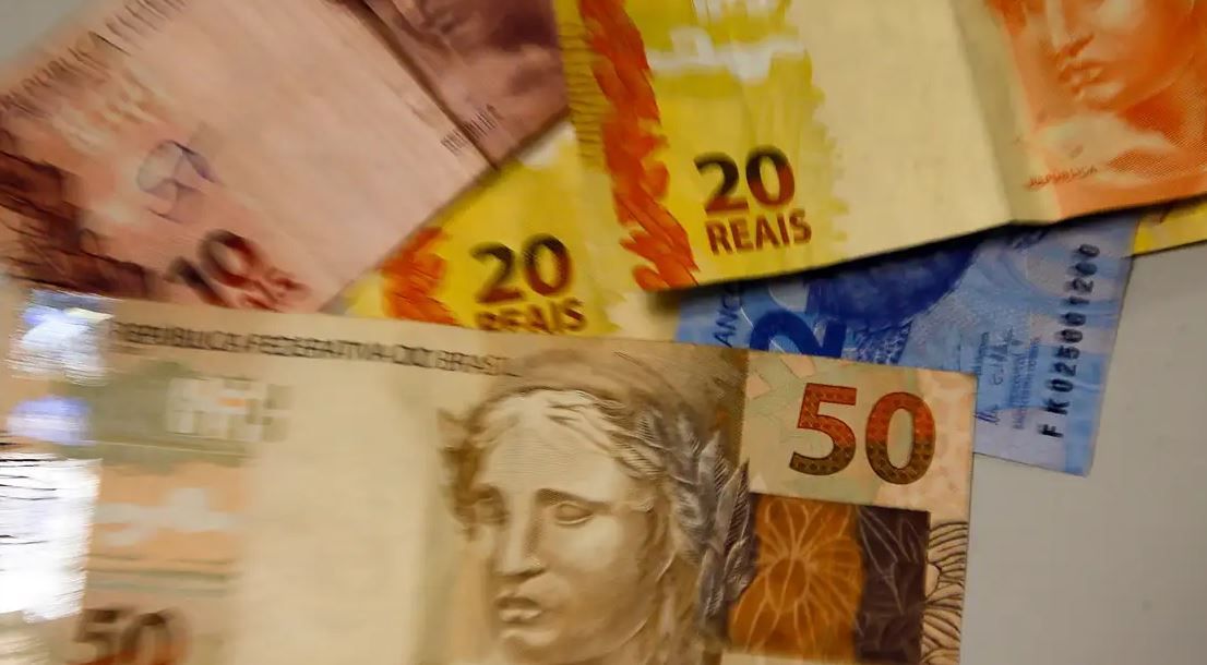 Lula assina decreto que reajusta salário mínimo para R$ 1.412
