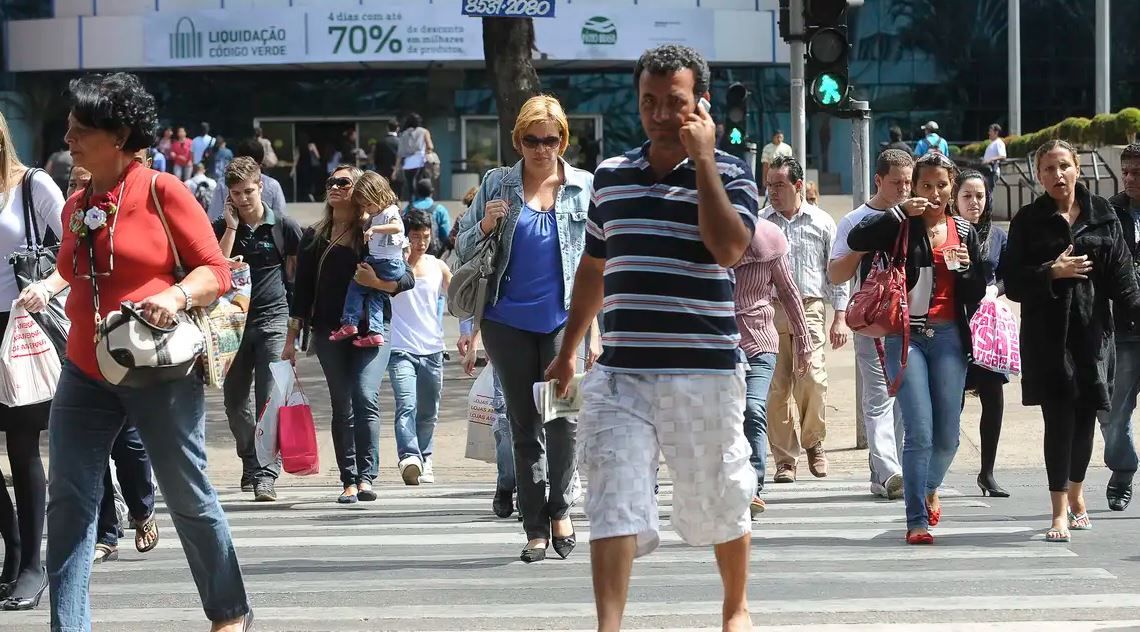 Desemprego cai para 6,9%, menor índice do trimestre desde 2014