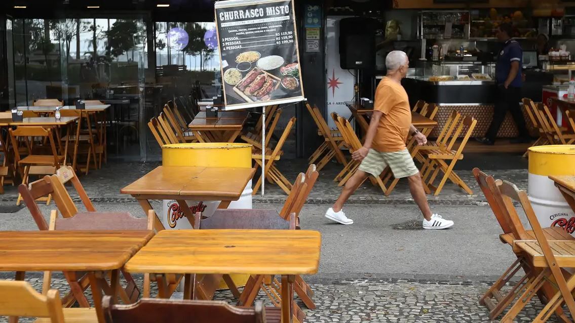 Serviços não financeiros tiveram recorde de ocupação em 2022, diz IBGE