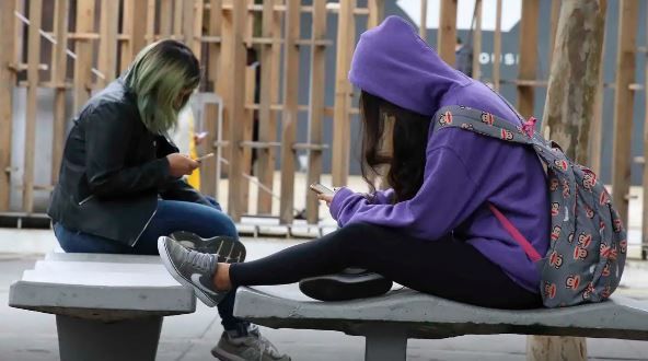 Celular em sala desafia dia a dia de professores, dizem pesquisadores