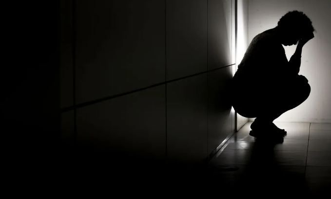Burnout, abuso de drogas e tentativa de suicídio entram em lista de doenças relacionadas ao trabalho