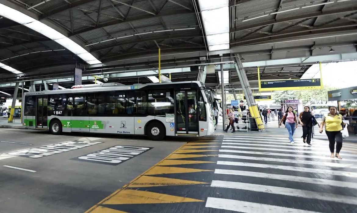 Sindicatos paulistas cobram autoridades ações contra ataques a ônibus