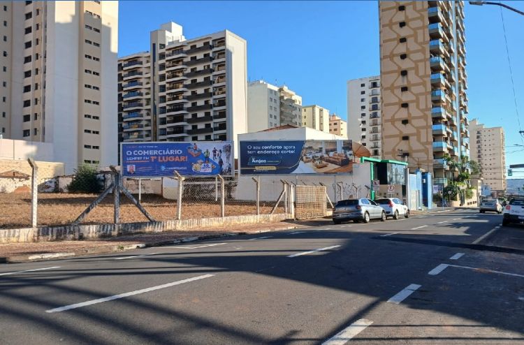 Comerciários veiculam em outdoors reivindicações para o 1º de Maio
