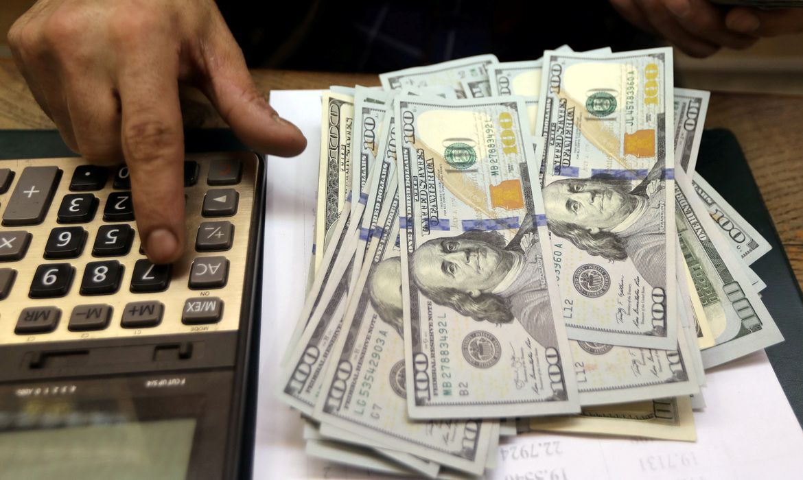 Dólar sobe e aproxima-se de R$ 4,80 na véspera do Copom