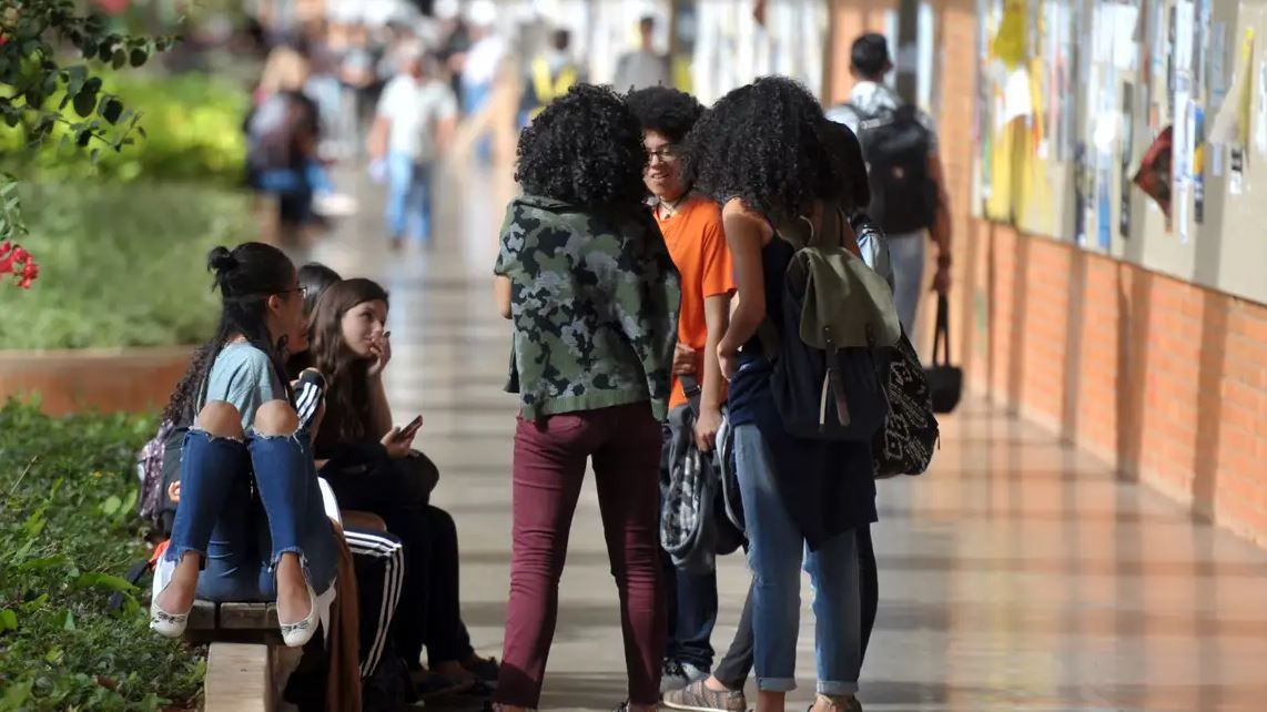 Pesquisa aponta distorções entre negros e brancos na educação